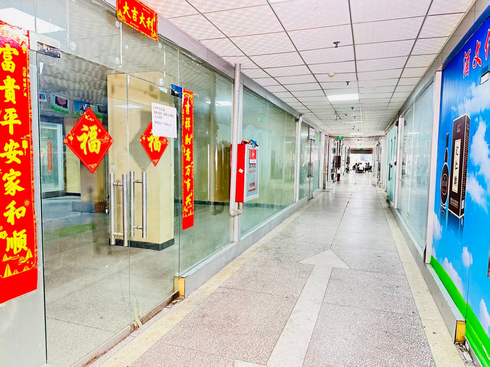 政府西路园区位于洛阳市老城区春都路商贸核心区域，周边商业氛围成熟，交通便利，配套完善。依托传统副食品商贸资源，园区具备良好的经营基础和人气优势，是企业办公、商品展示、批发零售及创业发展的理想选择。