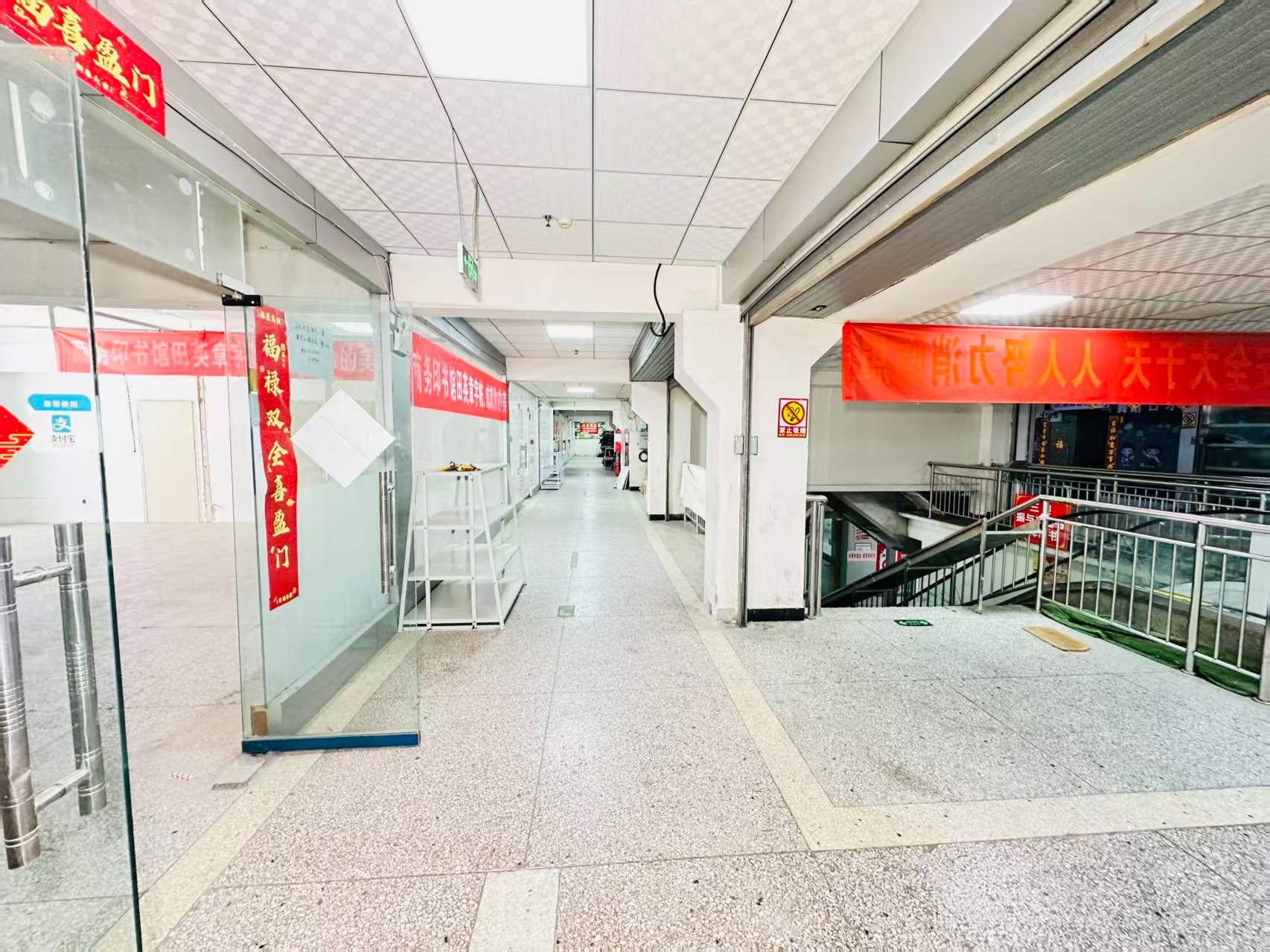 政府西路引入人工智能技术应用场景，推动AI与商业、零售、电商、企业服务等领域融合发展。